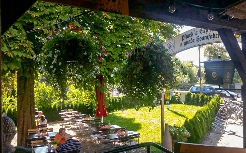 Sakrisch Guat Fahrenzhausen hat einen offenen Profigrill im Biergarten für Genießer